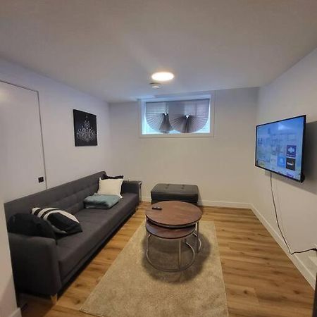 Pebbles' Cozy 2Bed Basement Suite - Near Downtown 埃德蒙顿 外观 照片