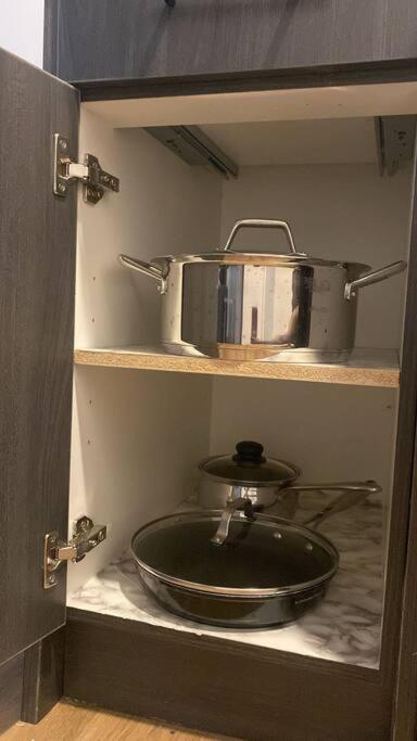 Pebbles' Cozy 2Bed Basement Suite - Near Downtown 埃德蒙顿 外观 照片