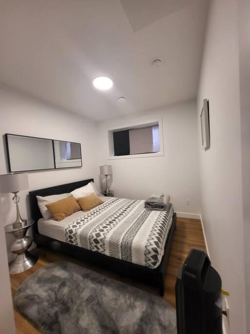 Pebbles' Cozy 2Bed Basement Suite - Near Downtown 埃德蒙顿 外观 照片