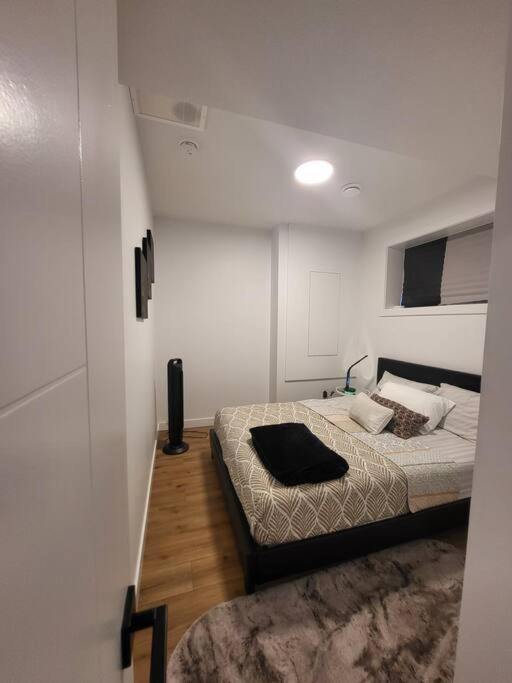 Pebbles' Cozy 2Bed Basement Suite - Near Downtown 埃德蒙顿 外观 照片
