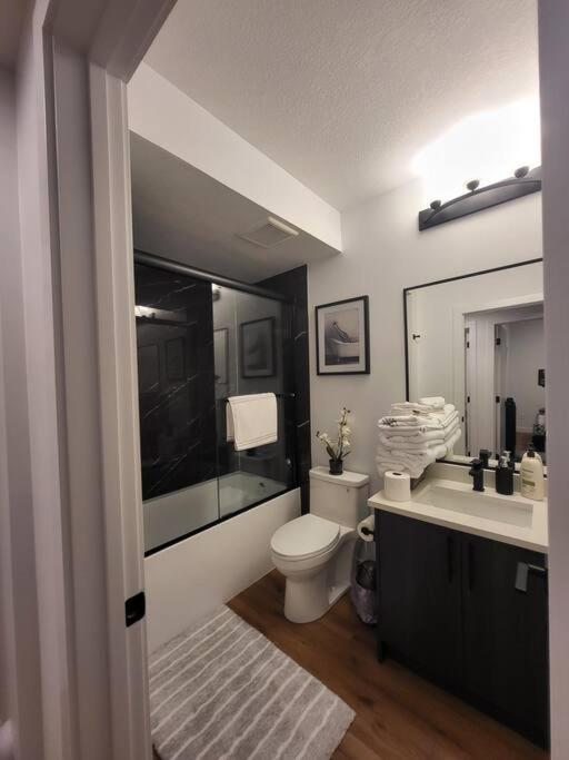Pebbles' Cozy 2Bed Basement Suite - Near Downtown 埃德蒙顿 外观 照片
