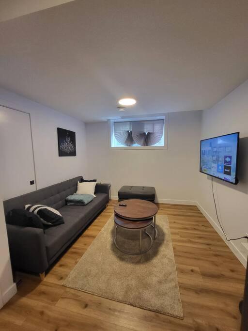 Pebbles' Cozy 2Bed Basement Suite - Near Downtown 埃德蒙顿 外观 照片