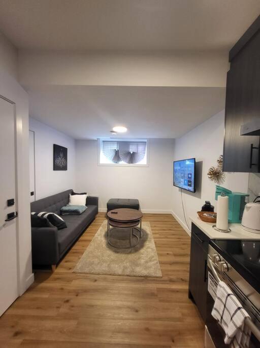 Pebbles' Cozy 2Bed Basement Suite - Near Downtown 埃德蒙顿 外观 照片