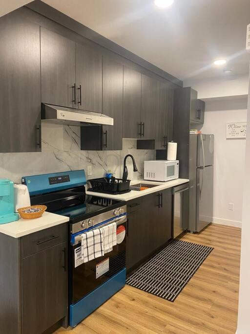 Pebbles' Cozy 2Bed Basement Suite - Near Downtown 埃德蒙顿 外观 照片